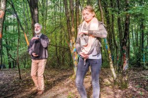 Tai Chi Lehrer Klaus Balnis und unsere Reporterin Sophie Blasberg nutzen die Ruhe im Wald nahe der Station Natur und Umwelt für eine kleine Übungseinheit.