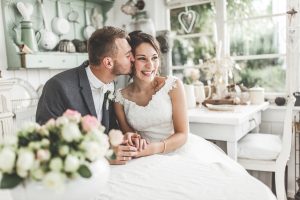 Paar be8 Hochzeit, das erst einmal verheiratet, steuerlich profitieren kann