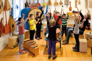 Kinder musizieren unter Anleitung im Kindermuseum Wuppertal