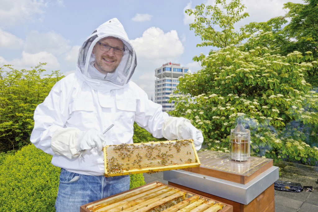 Sparkassen-Imker Andreas Reisinger auf dem Dach in Elberfeld bei den Bienen