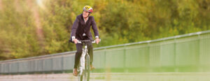 Mann nachhaltig unterwegs auf Fahrrad